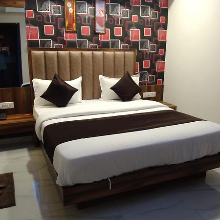 Hotel Sun Shine Ахмедабад Екстериор снимка