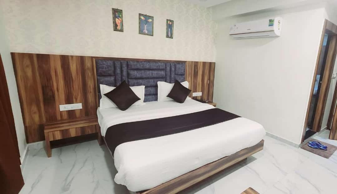 Hotel Sun Shine Ахмедабад Екстериор снимка