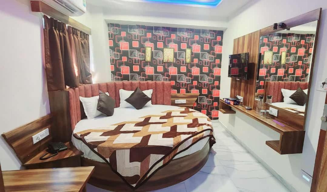 Hotel Sun Shine Ахмедабад Екстериор снимка