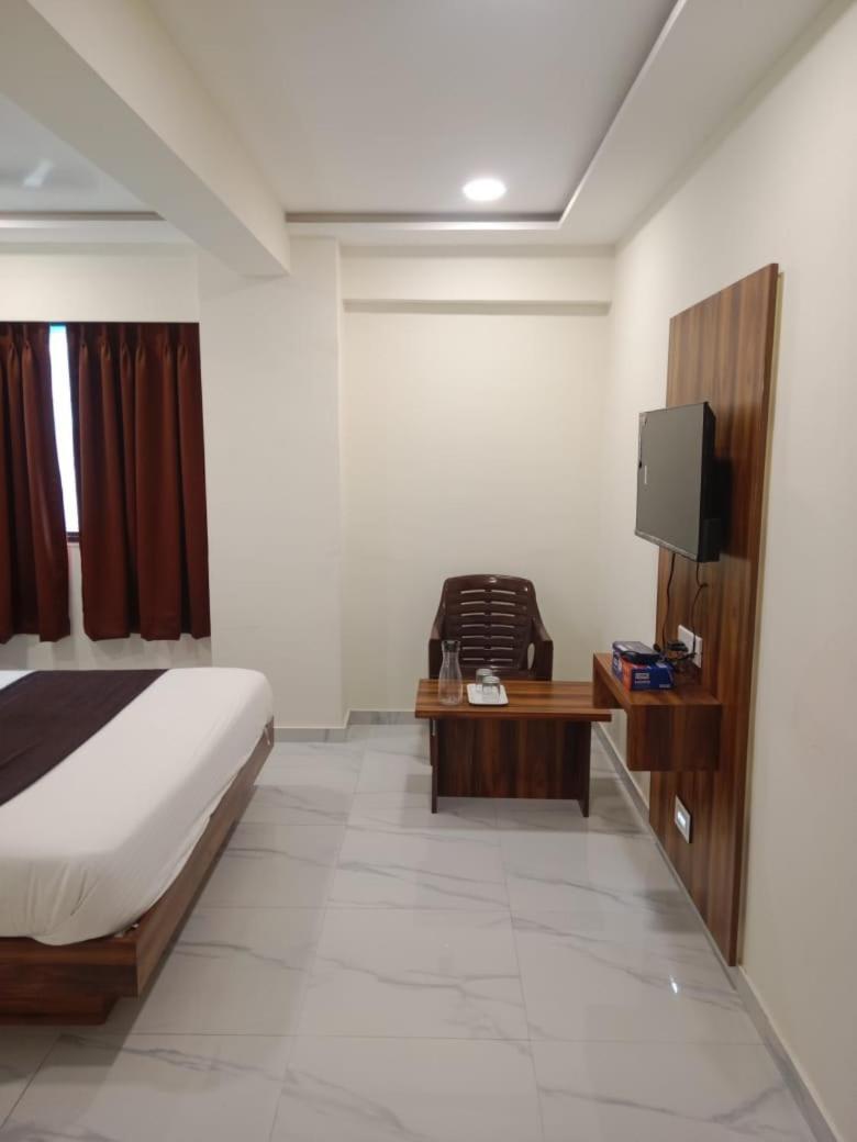 Hotel Sun Shine Ахмедабад Екстериор снимка