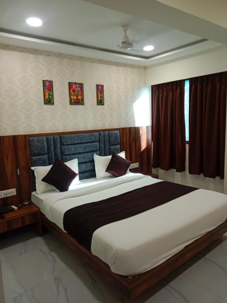 Hotel Sun Shine Ахмедабад Екстериор снимка